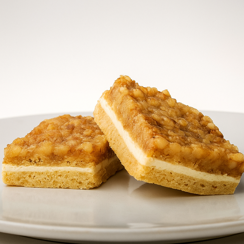Zwei Stücke Honig-Nuss-Schnitte mit Nussbelag und heller Cremeschicht